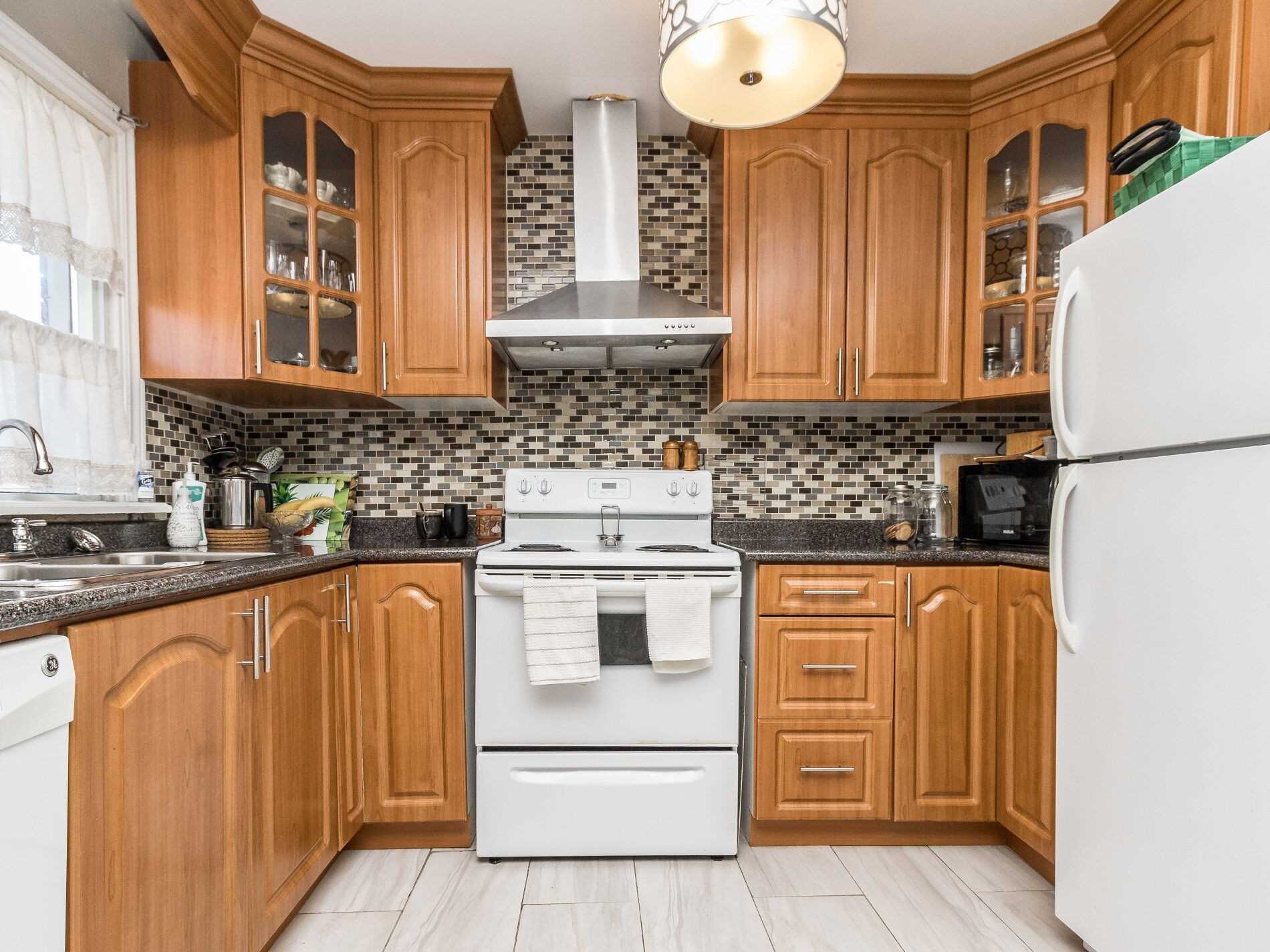 371 Rossland Rd E