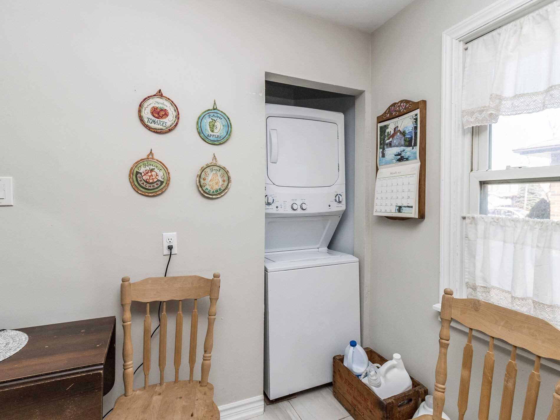371 Rossland Rd E