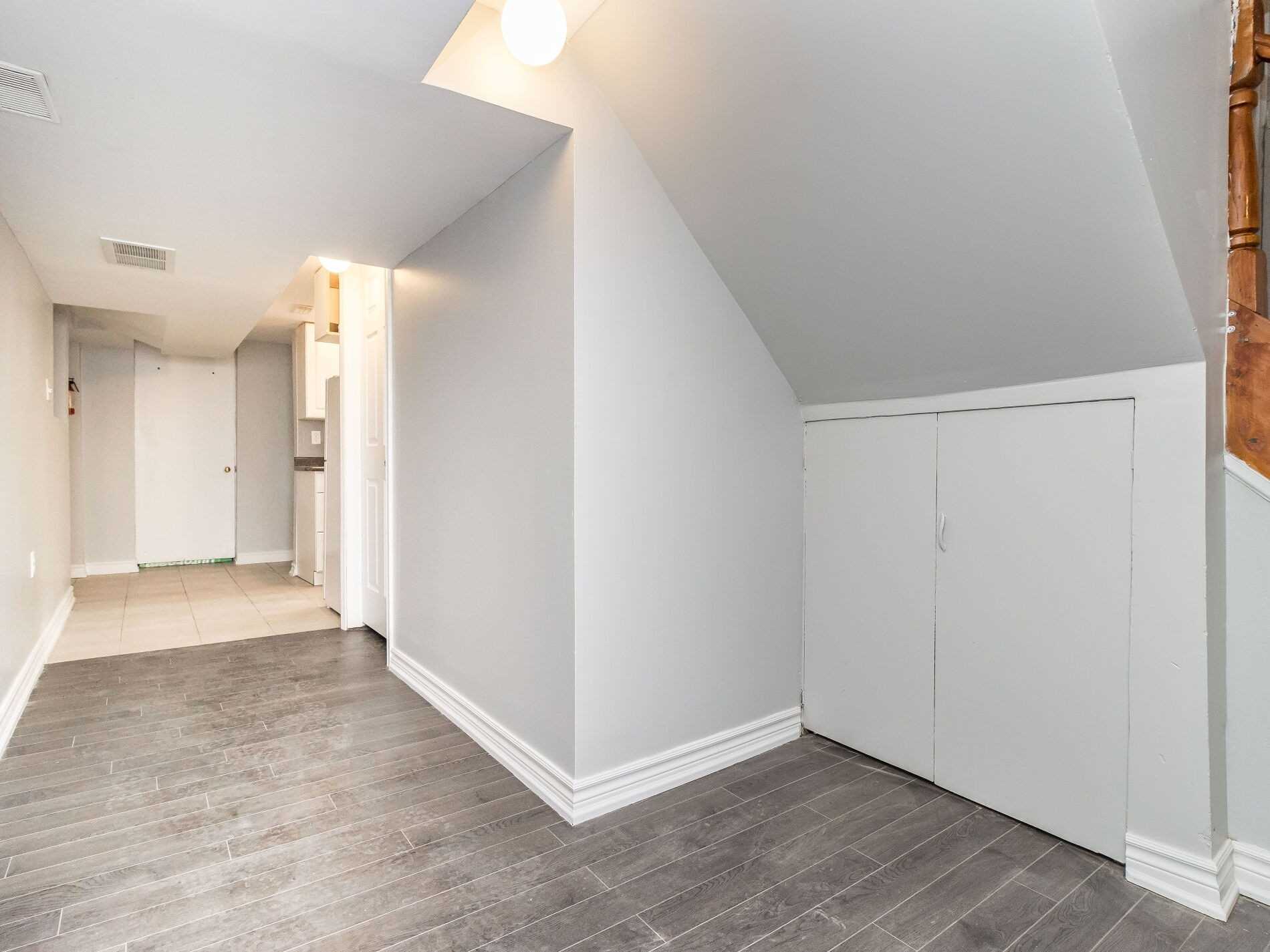 371 Rossland Rd E