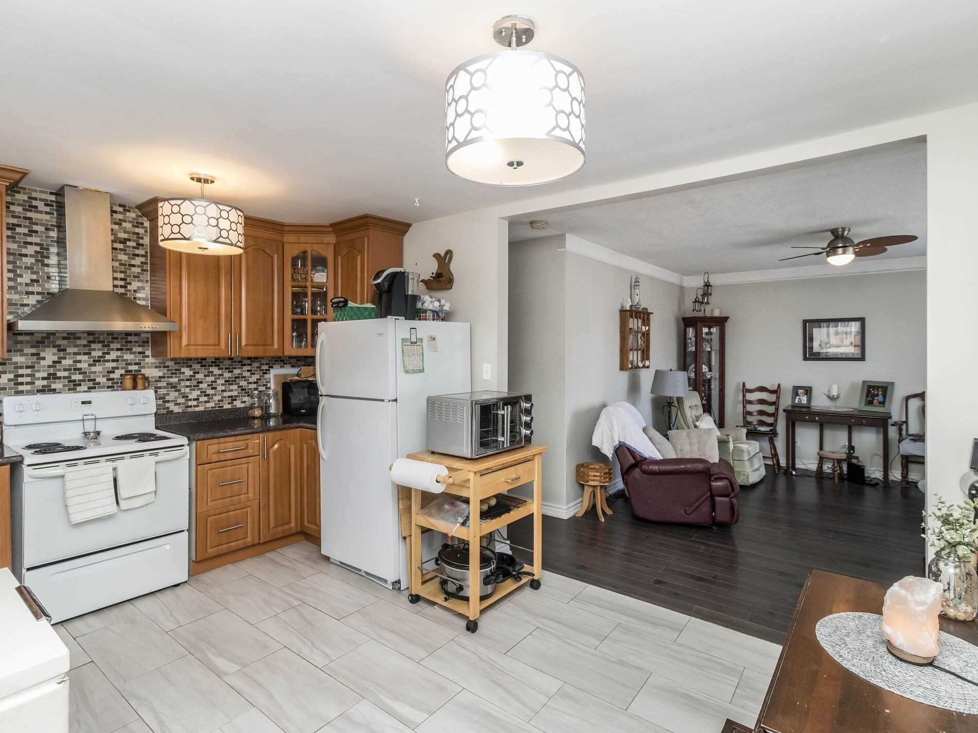 371 Rossland Rd E