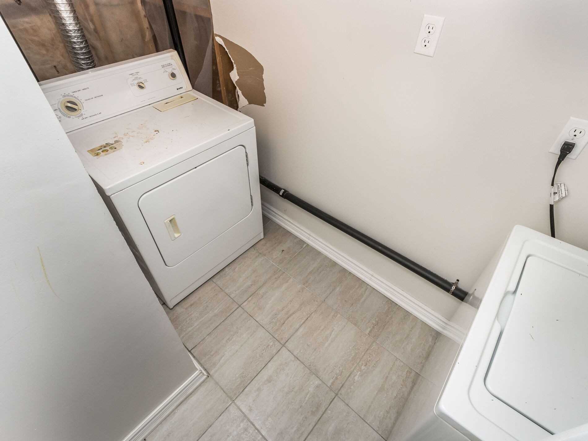 371 Rossland Rd E