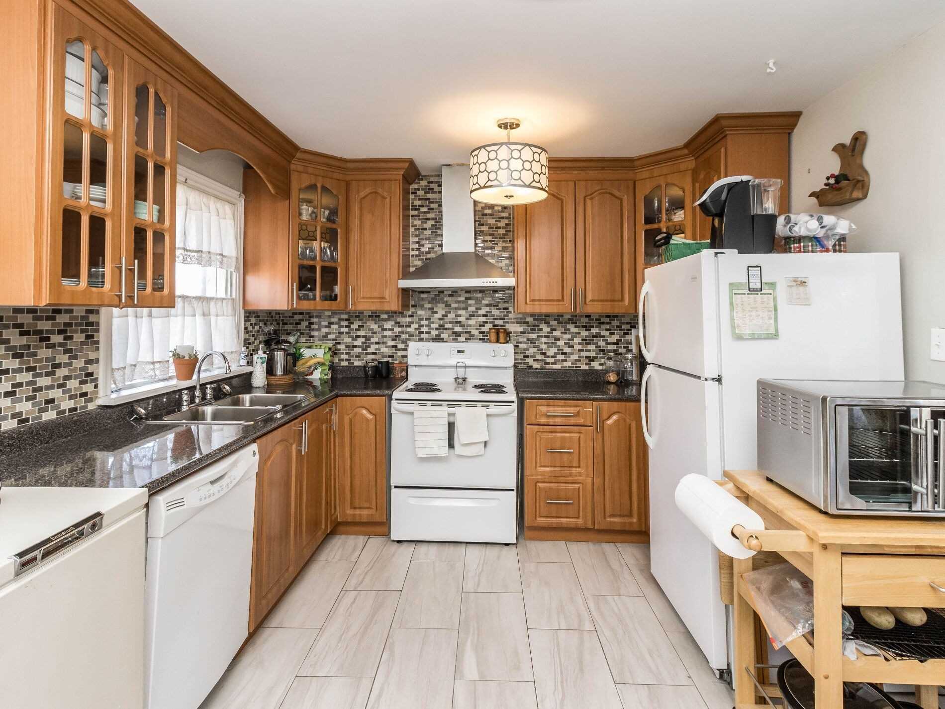371 Rossland Rd E
