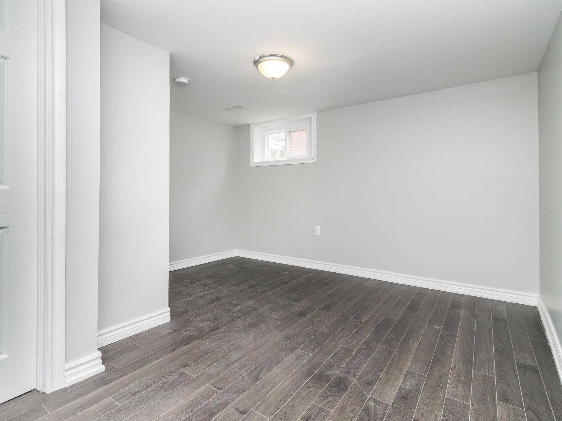 371 Rossland Rd E