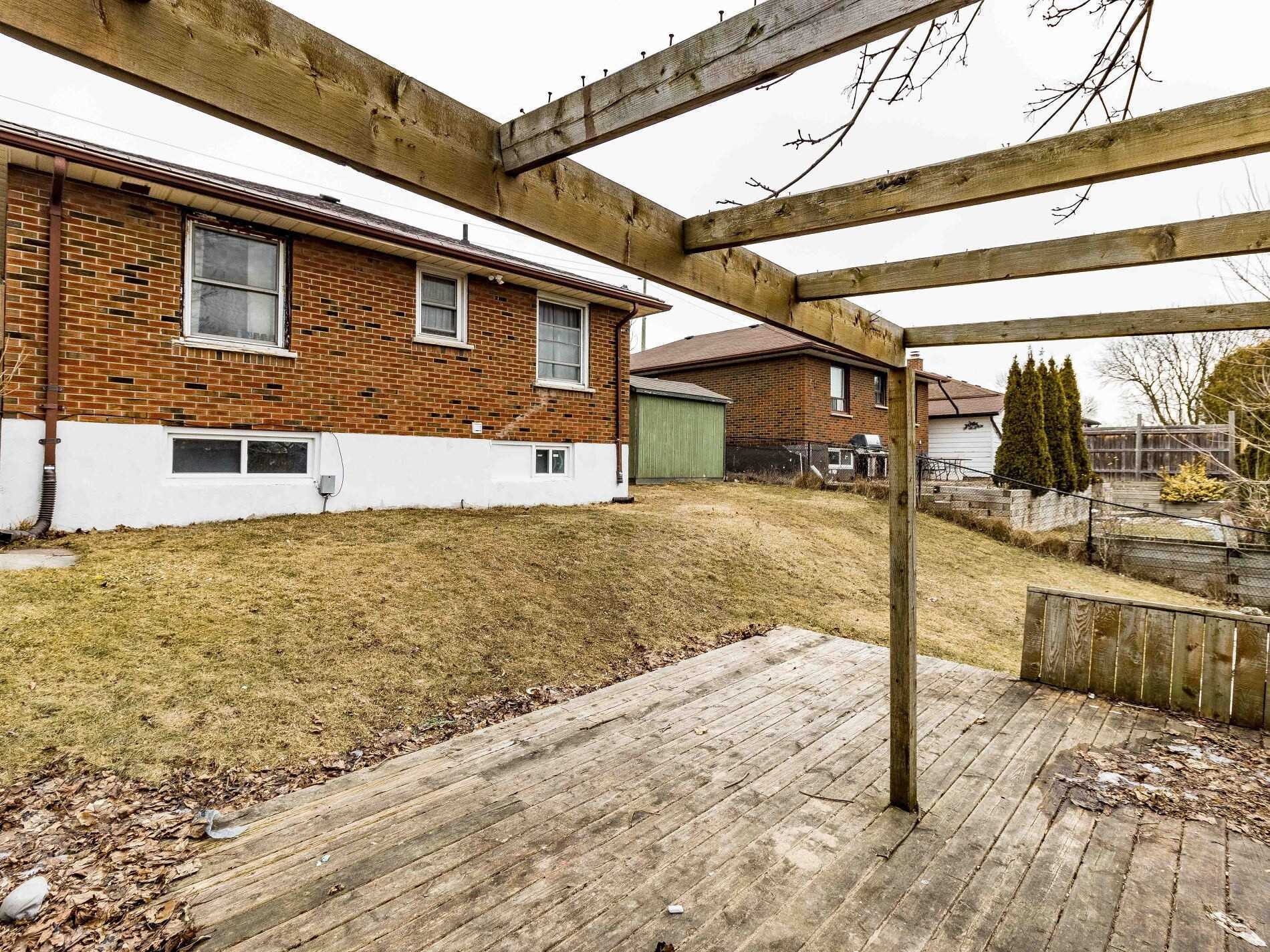 371 Rossland Rd E