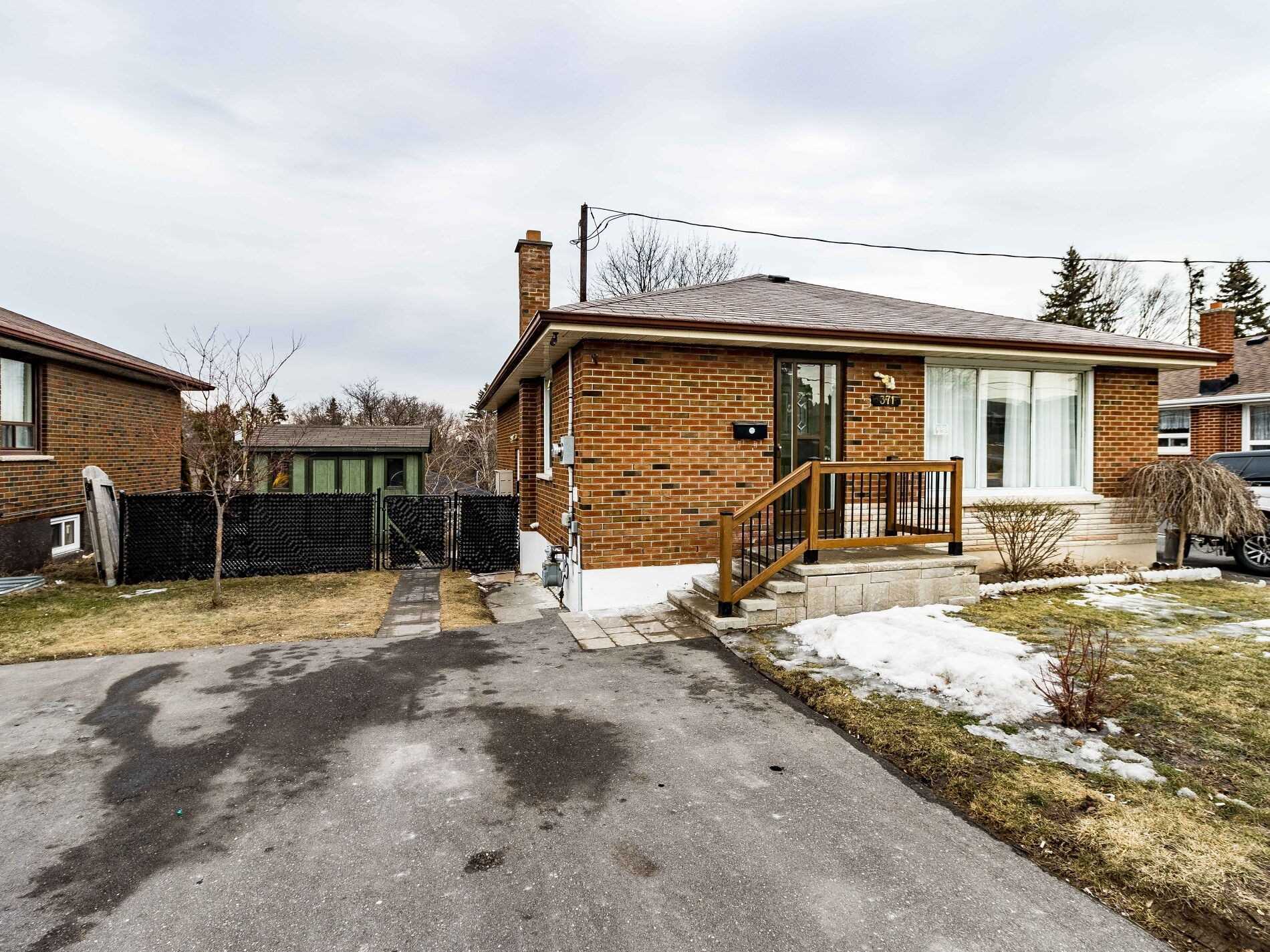 371 Rossland Rd E