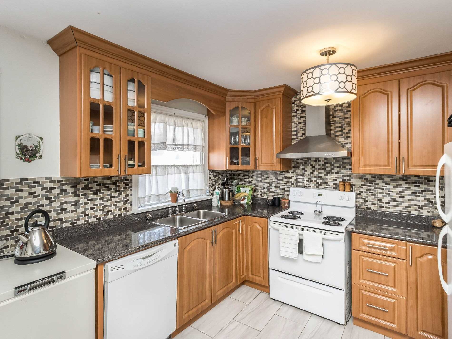 371 Rossland Rd E
