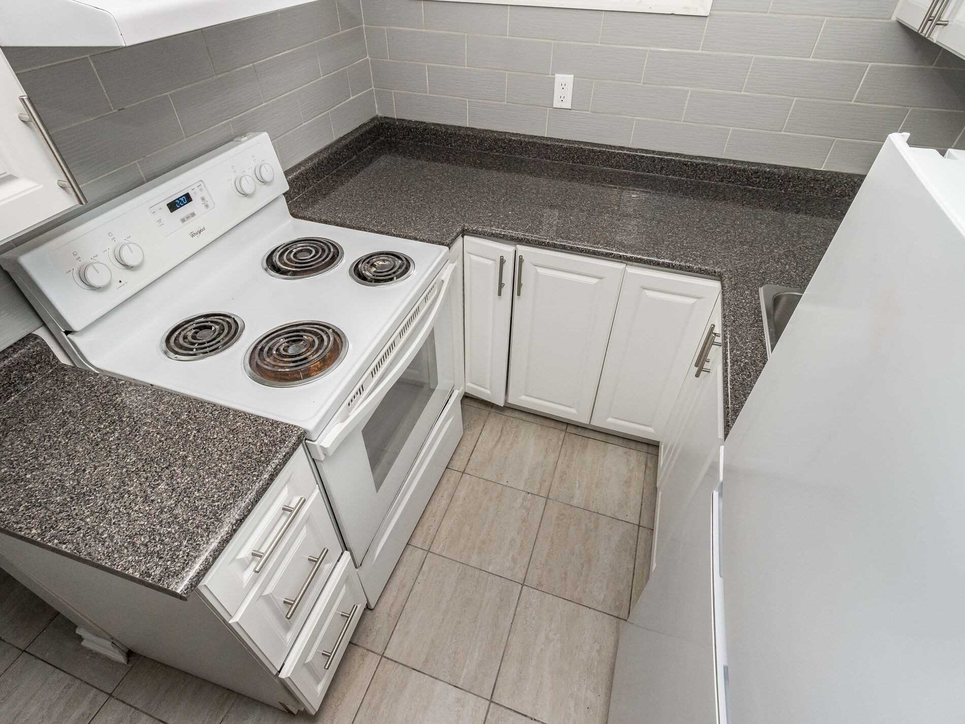 371 Rossland Rd E