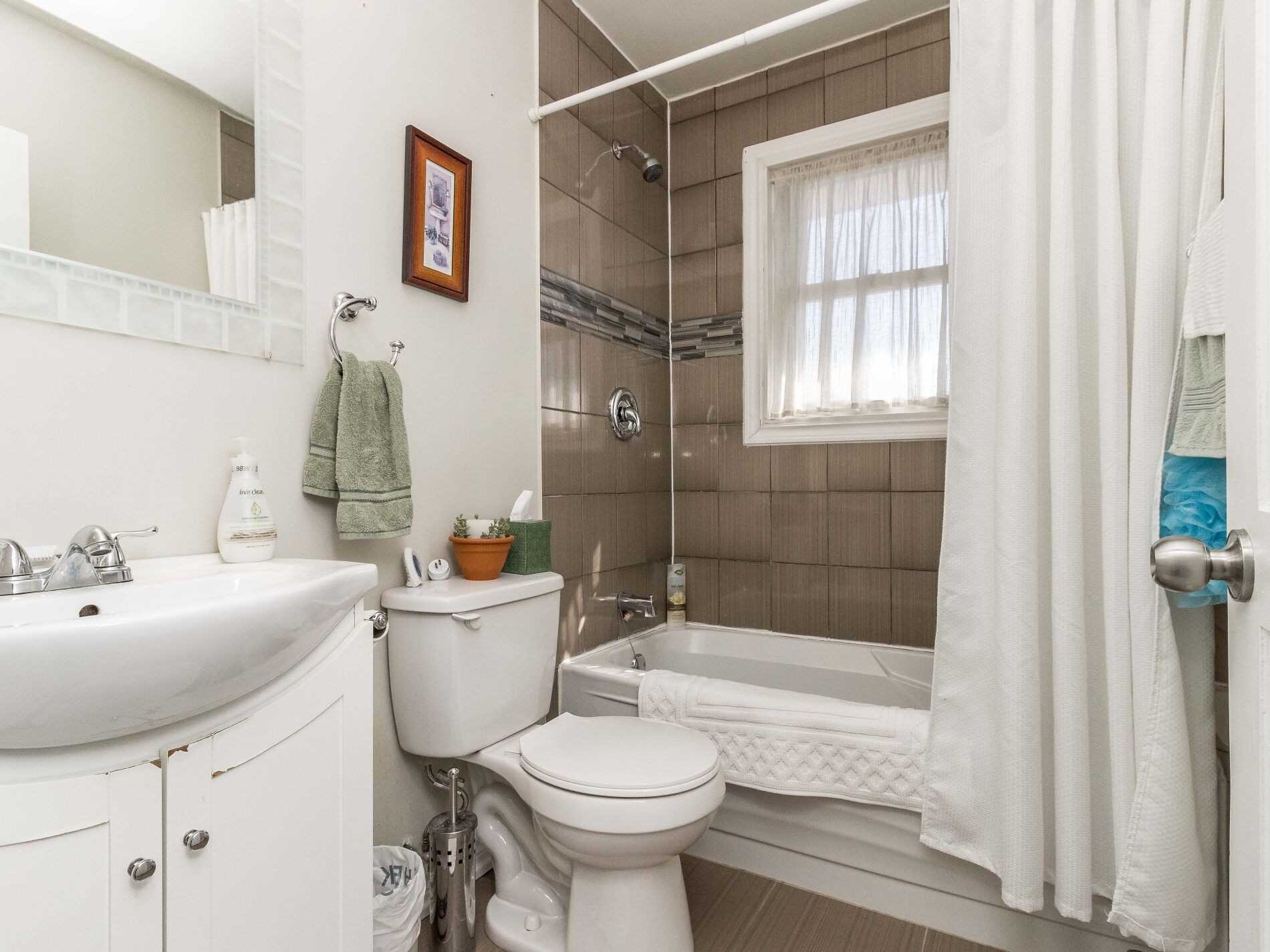 371 Rossland Rd E
