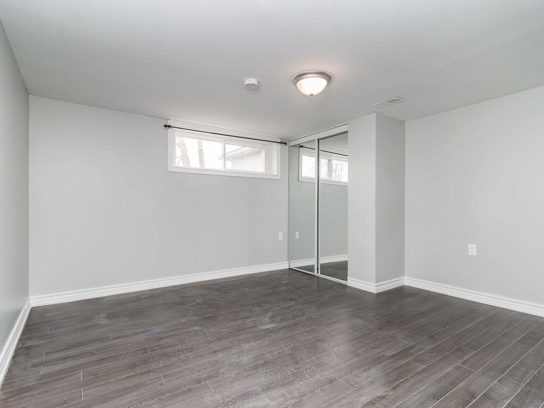 371 Rossland Rd E