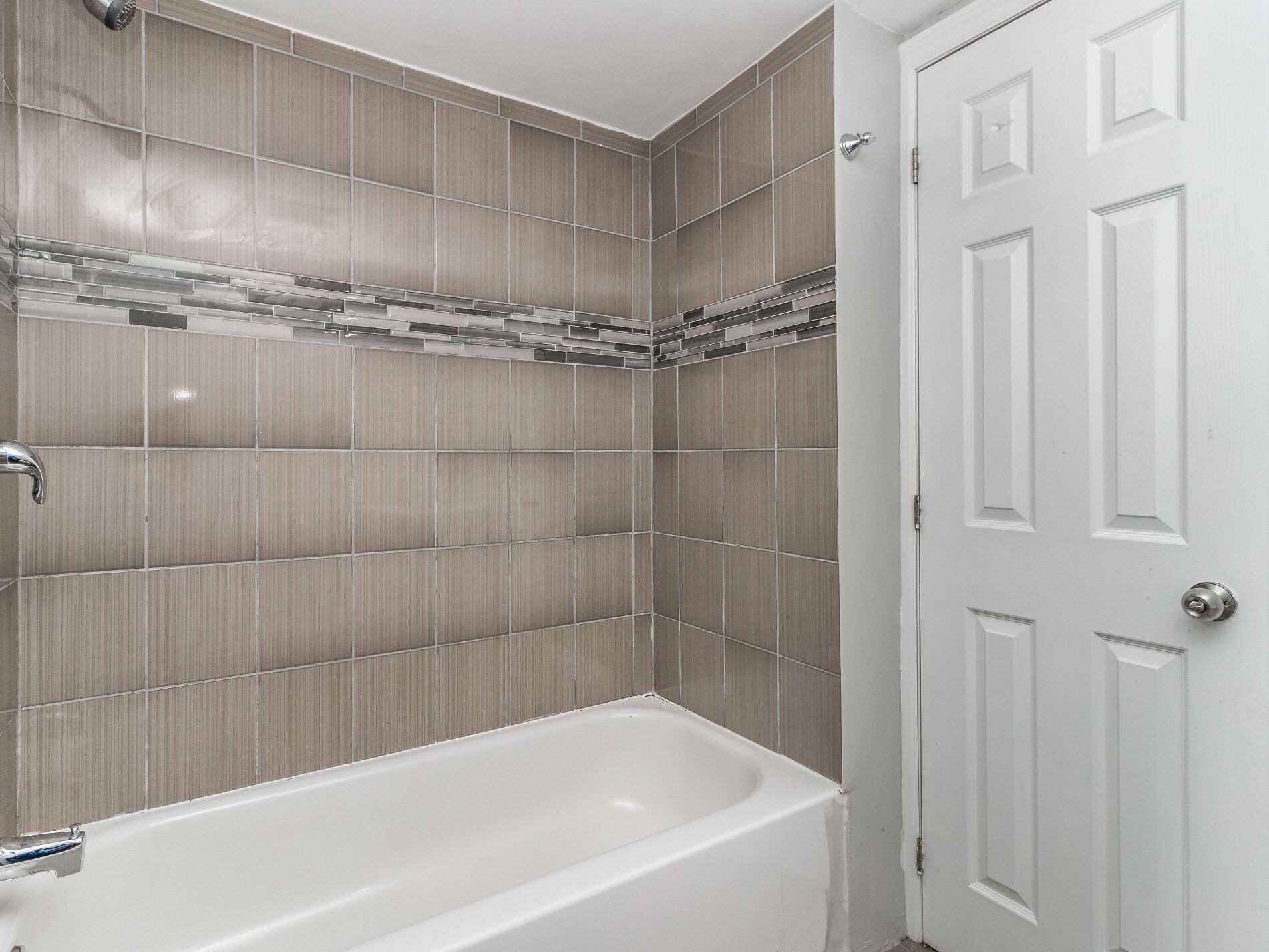 371 Rossland Rd E