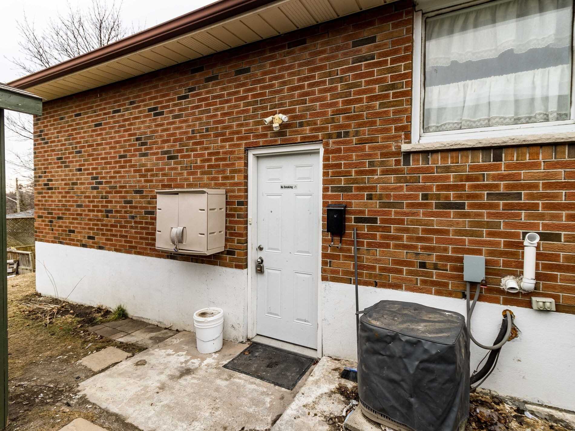 371 Rossland Rd E