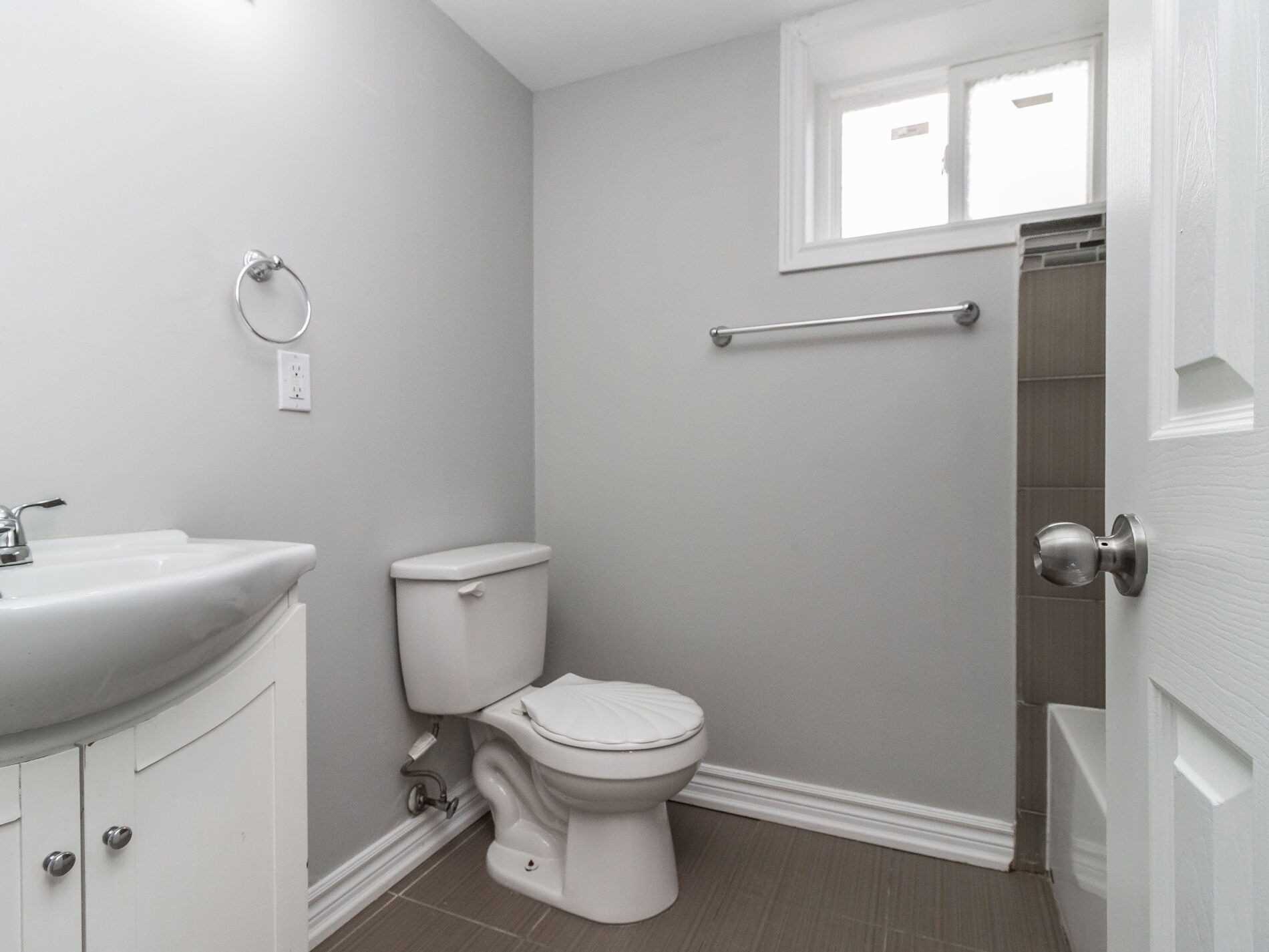 371 Rossland Rd E