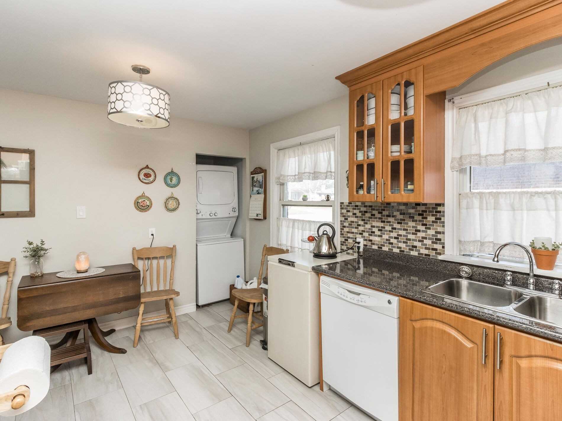 371 Rossland Rd E