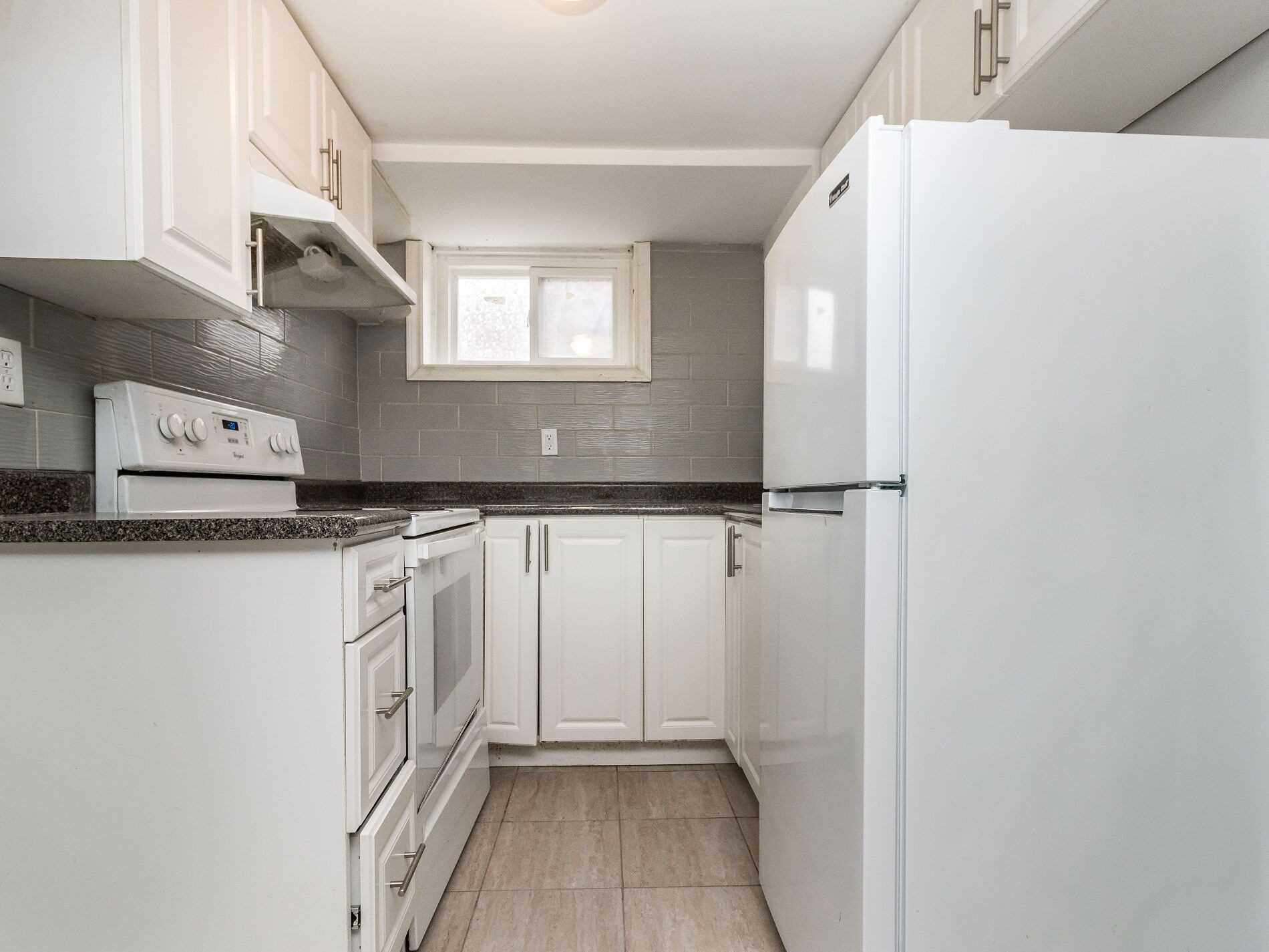 371 Rossland Rd E
