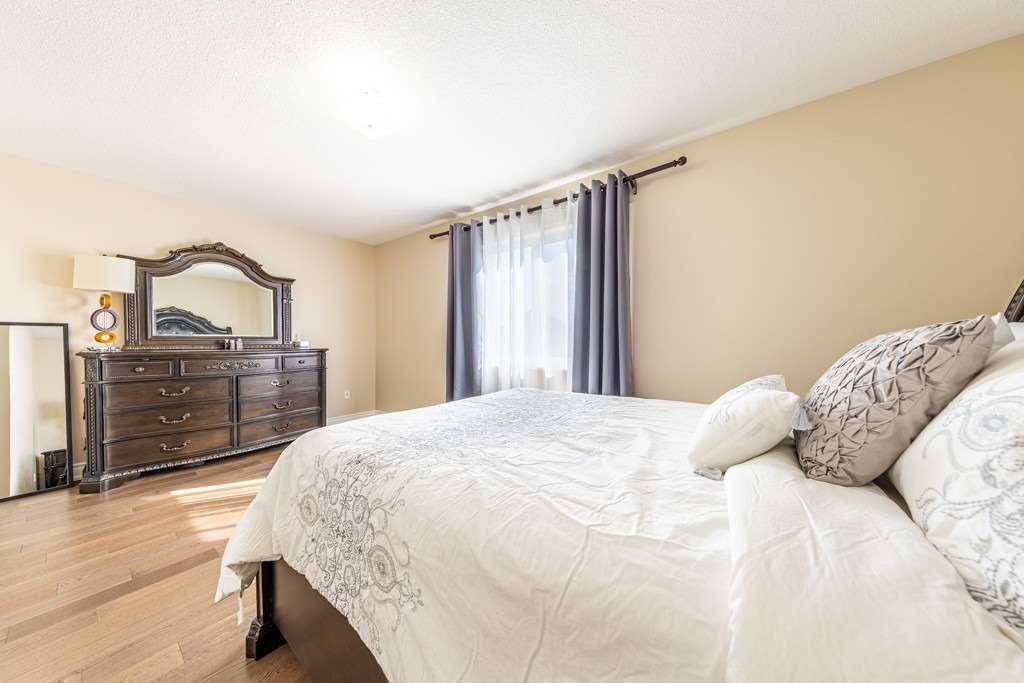 3 Tozer Cres