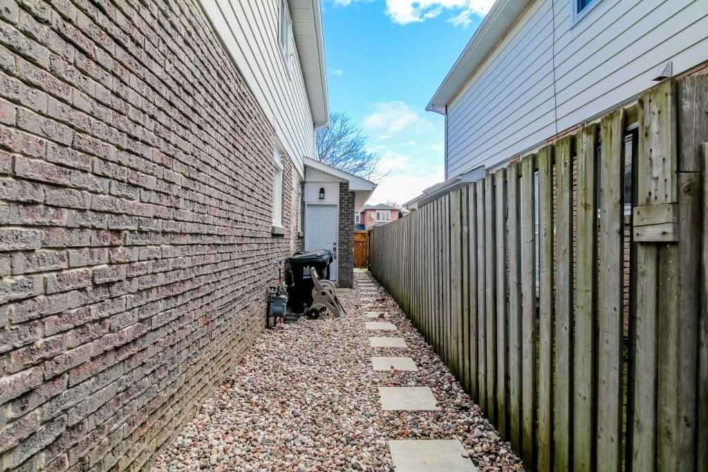 119 Deanscroft Sq