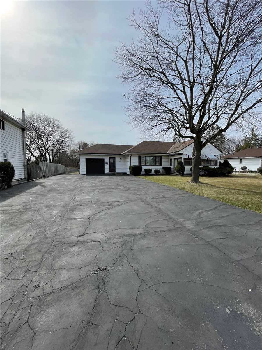 1482 Simcoe St N