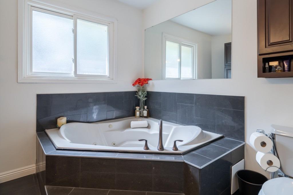 2388 Wildwood Cres