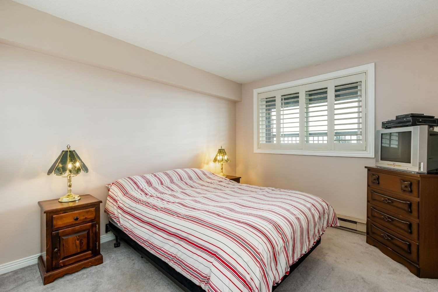 605 144 Queen St, (MLS® E5299208) See this condo apartment for