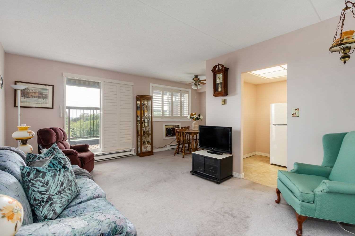 605 144 Queen St, (MLS® E5299208) See this condo apartment for