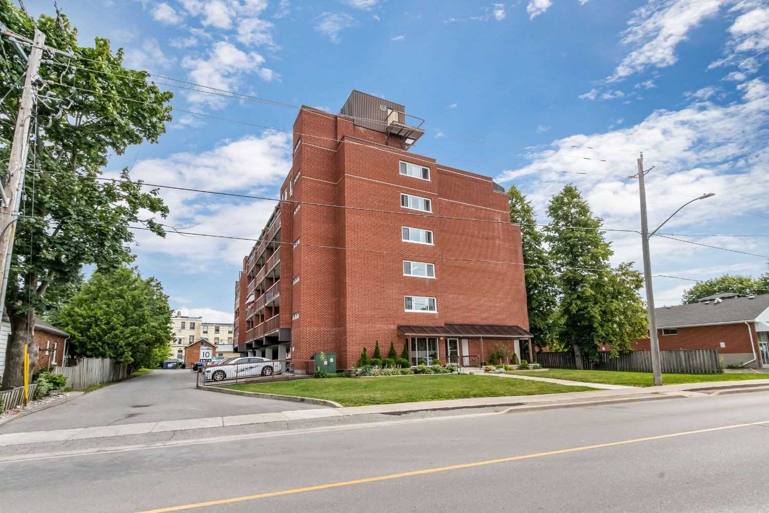 605 144 Queen St, (MLS® E5299208) See this condo apartment for