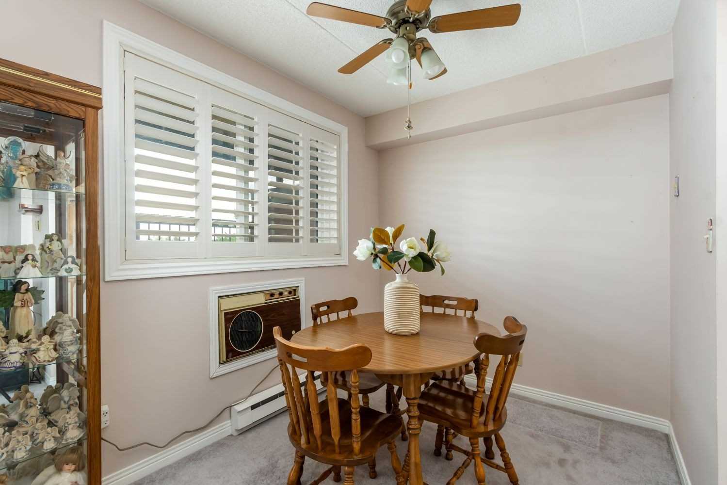 605 144 Queen St, (MLS® E5299208) See this condo apartment for