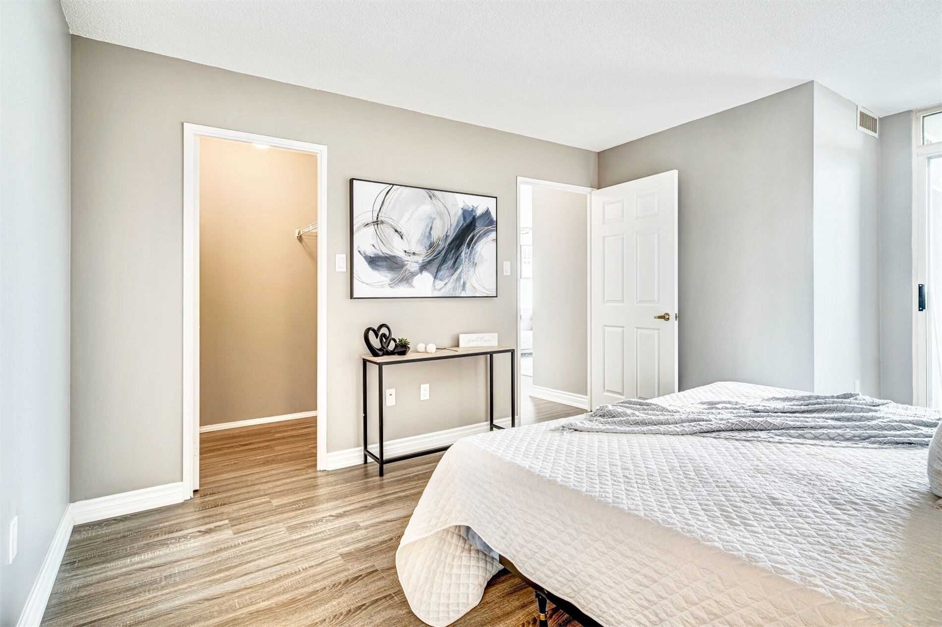 3233 Eglinton Ave E, #907