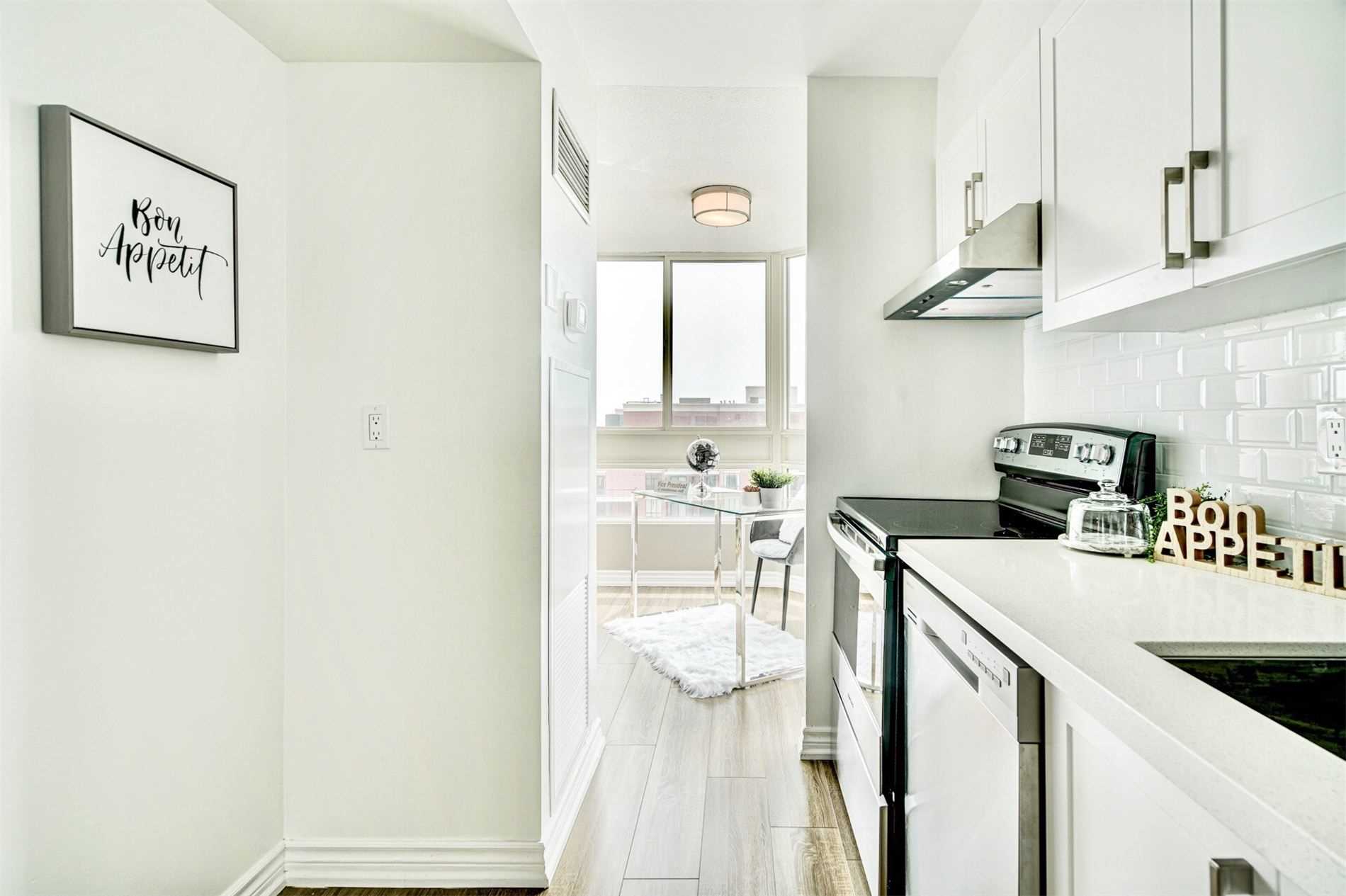 3233 Eglinton Ave E, #907