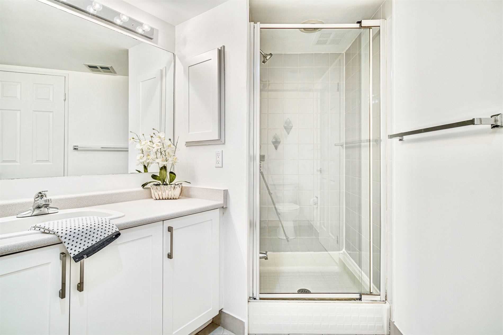 3233 Eglinton Ave E, #907