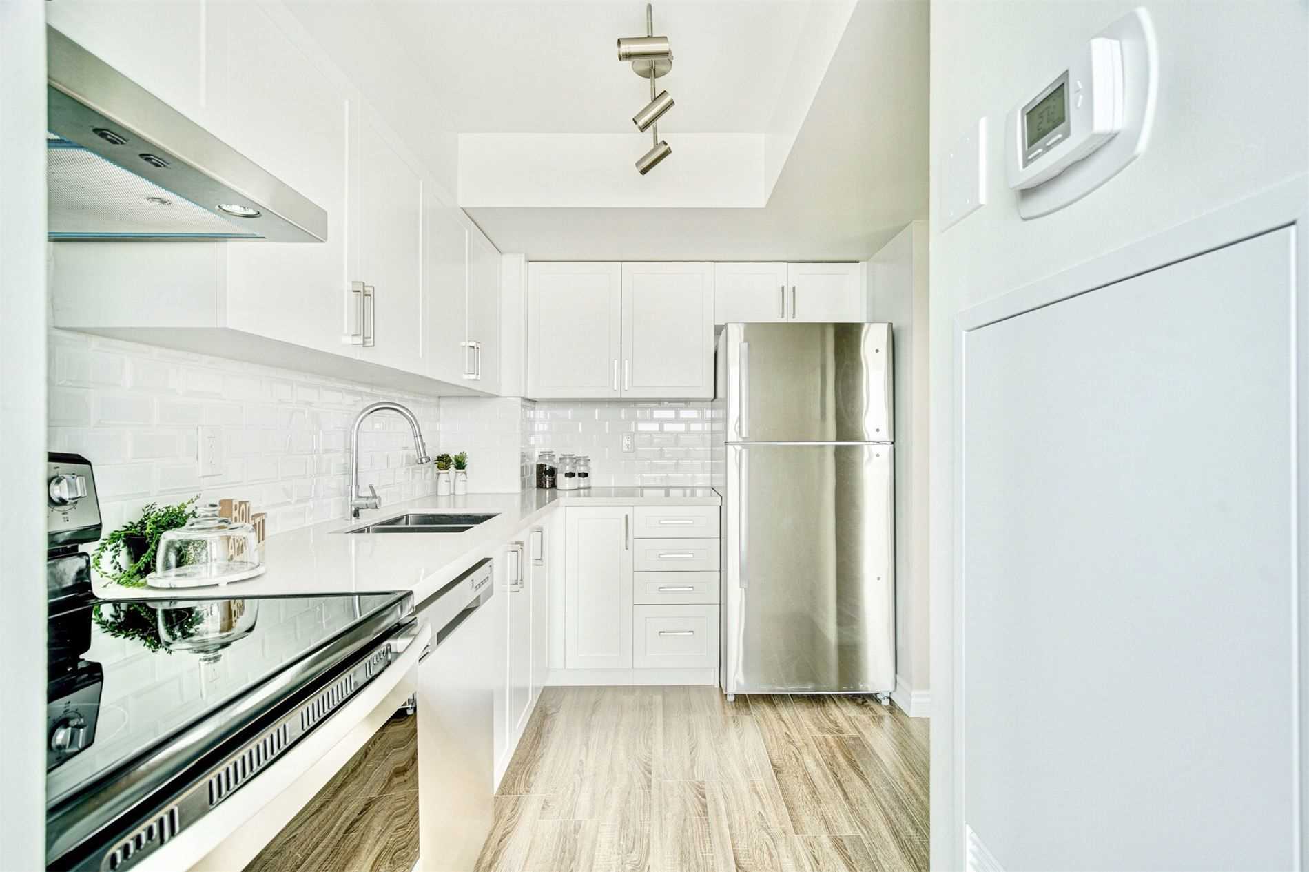 3233 Eglinton Ave E, #907