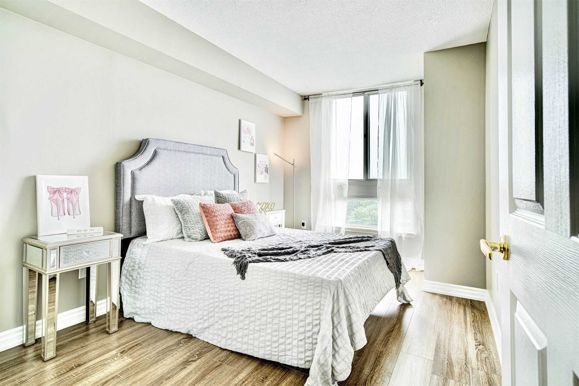 3233 Eglinton Ave E, #907