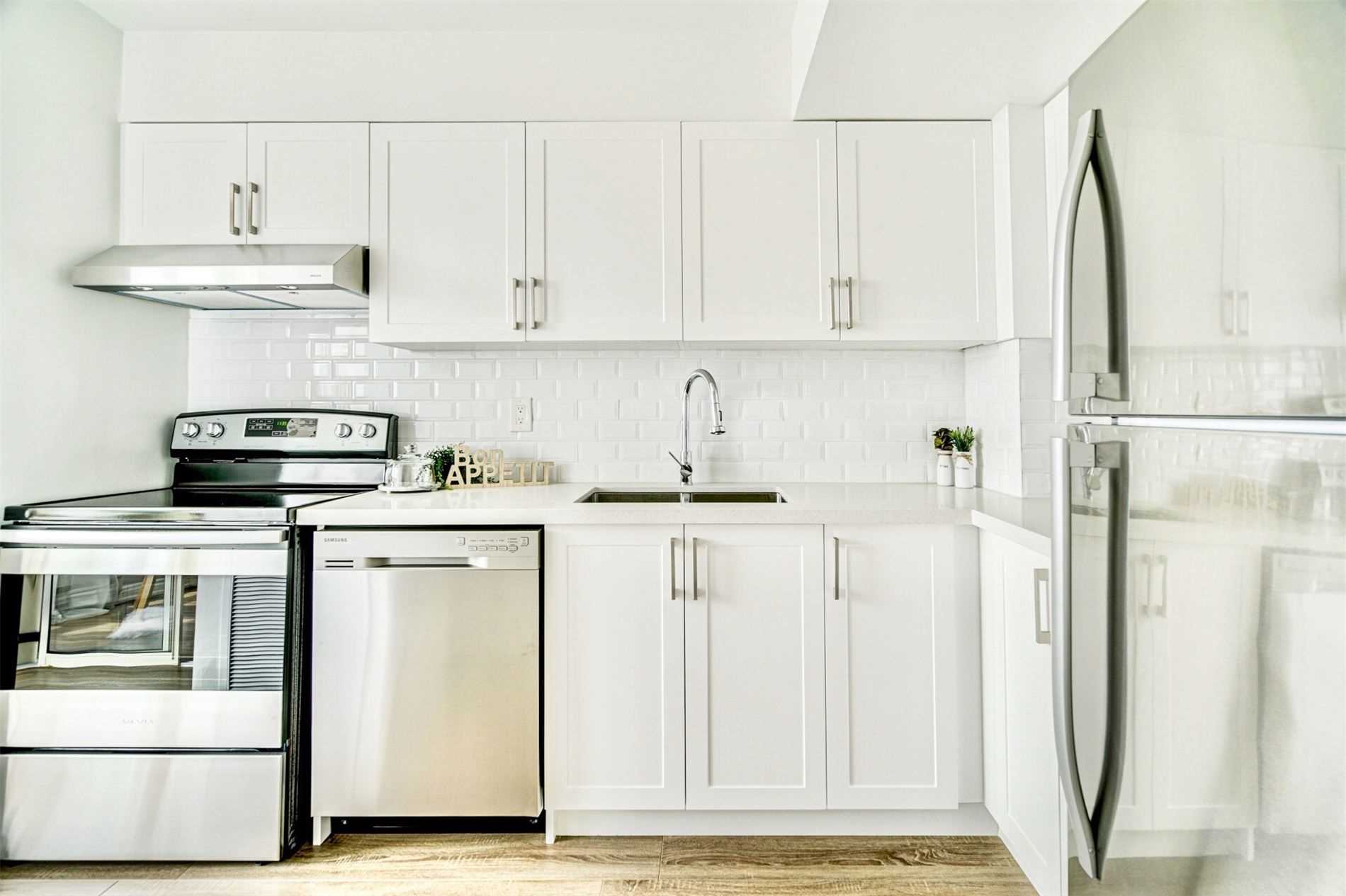 3233 Eglinton Ave E, #907