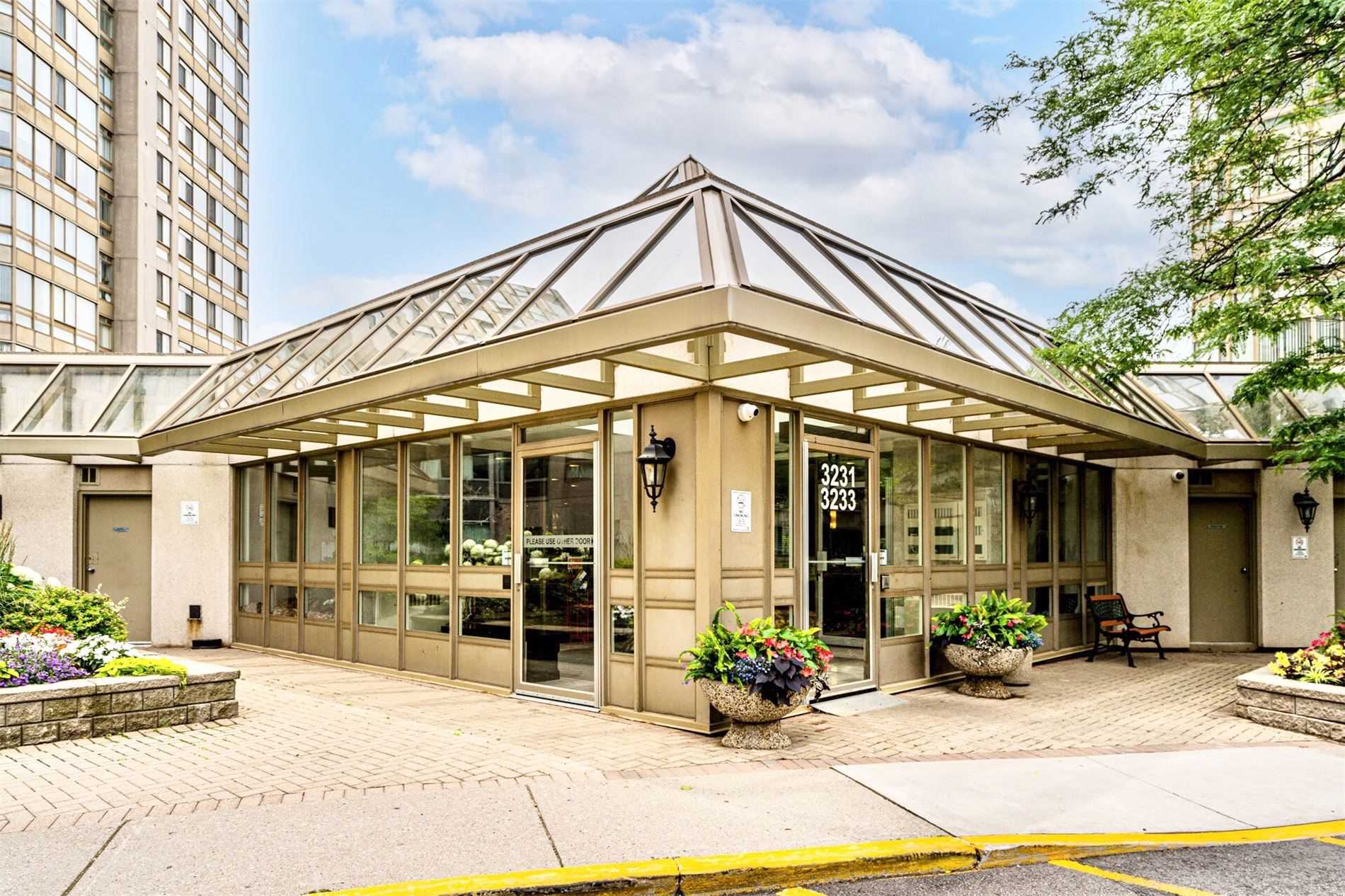 3233 Eglinton Ave E, #907