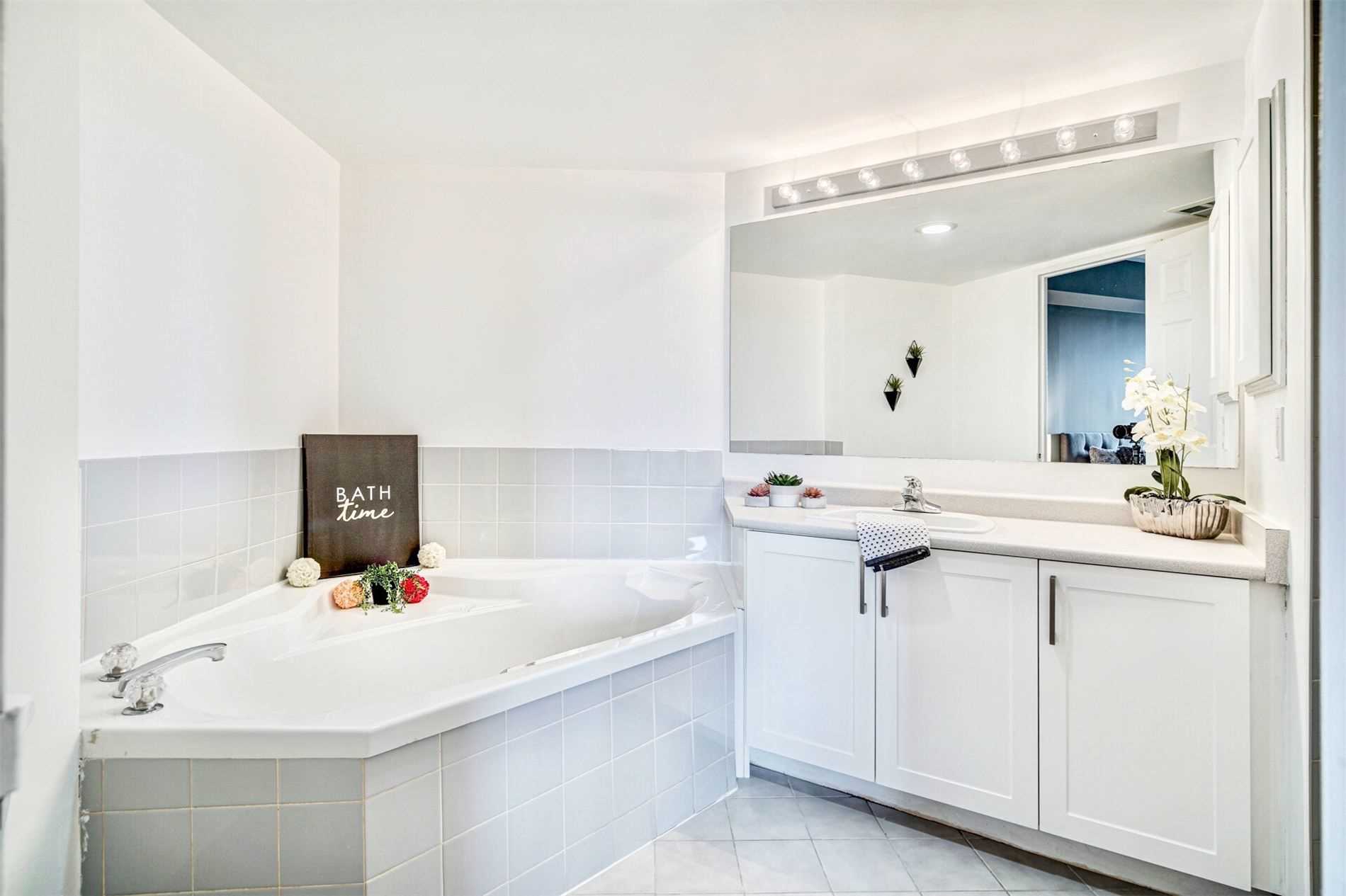 3233 Eglinton Ave E, #907