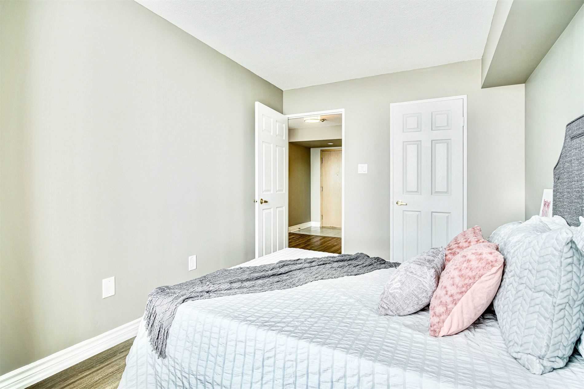 3233 Eglinton Ave E, #907