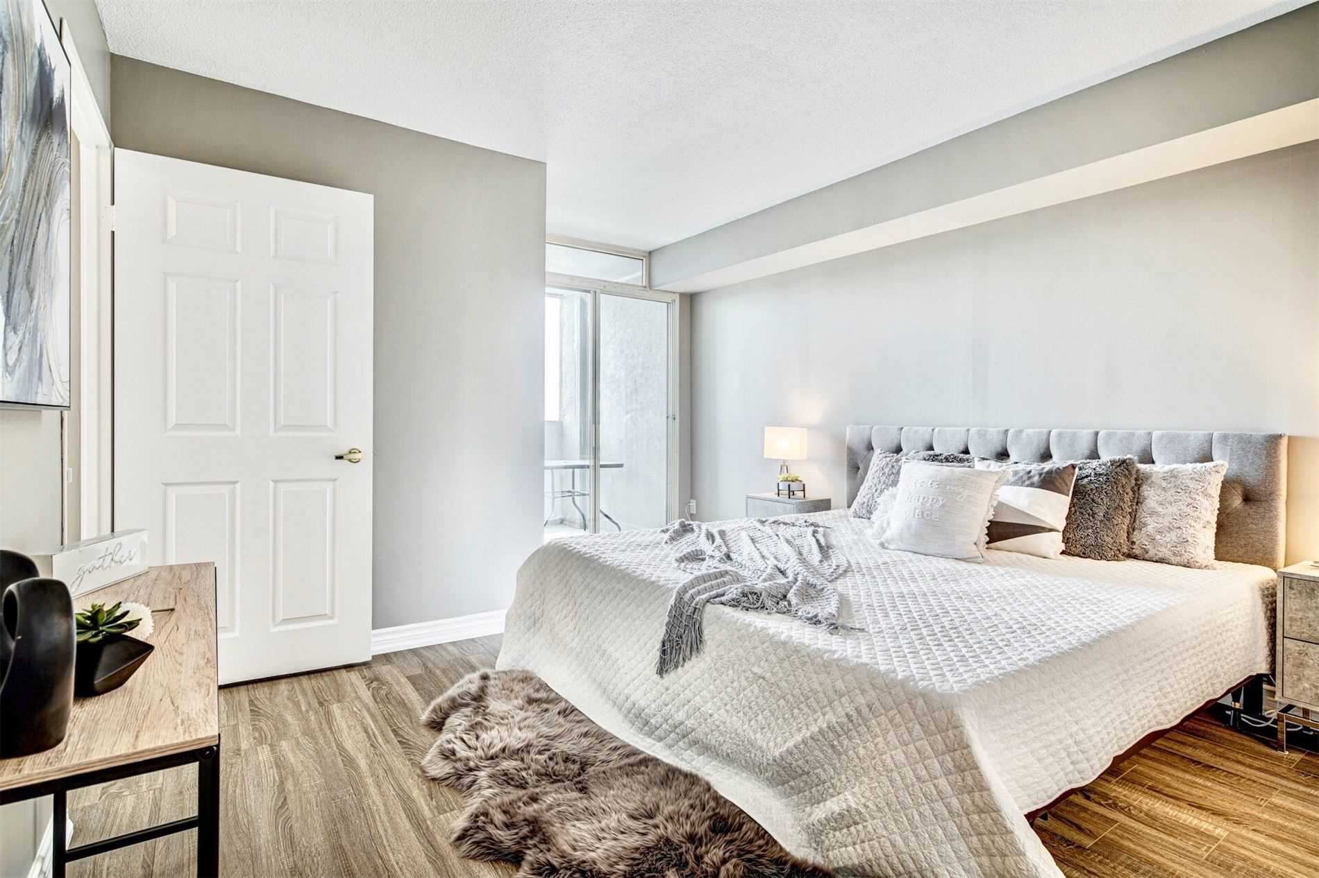 3233 Eglinton Ave E, #907