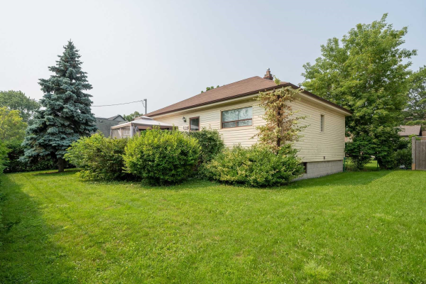 556 West Shore Blvd, Pickering