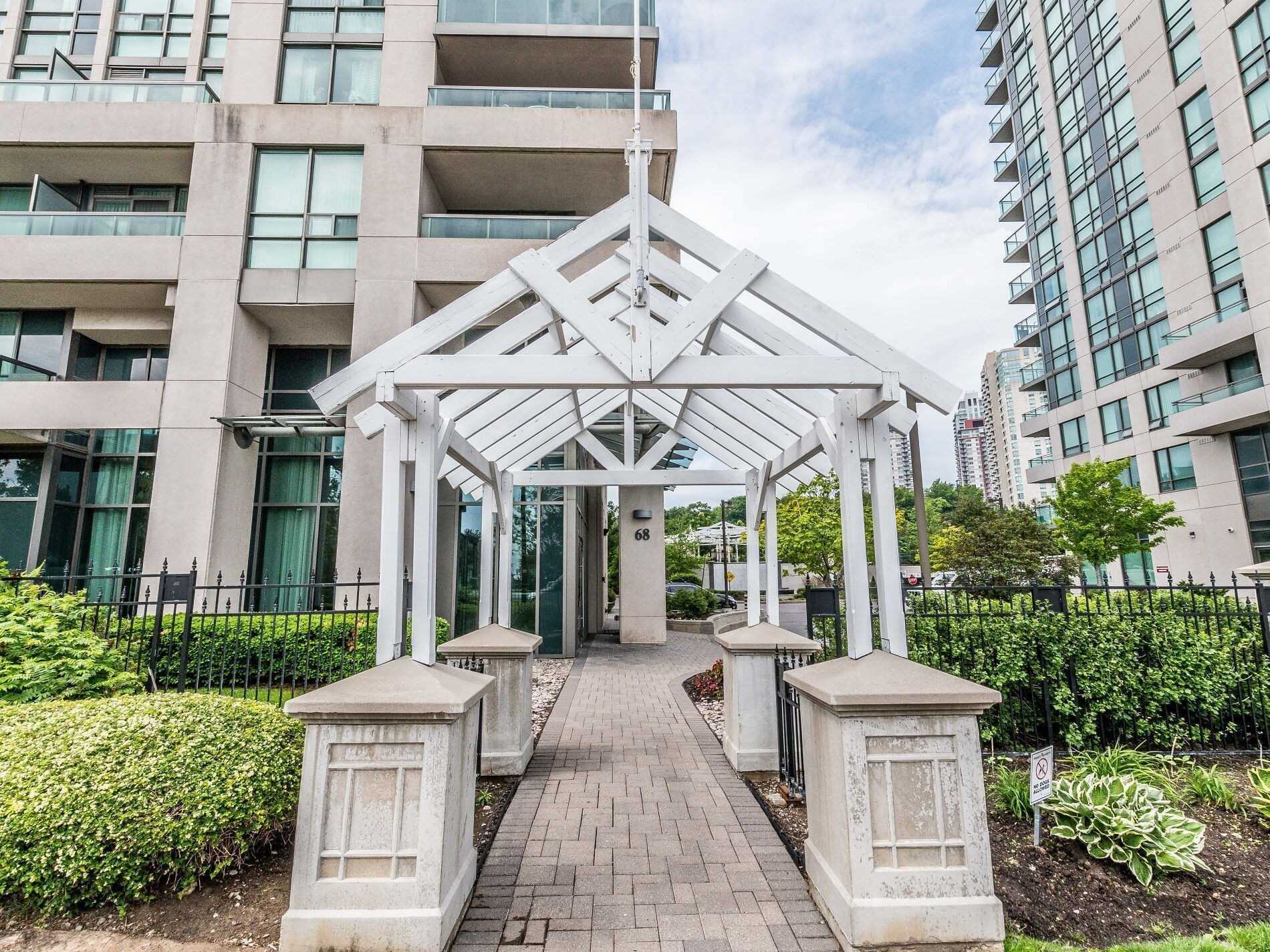 68 Grangeway Ave, #306