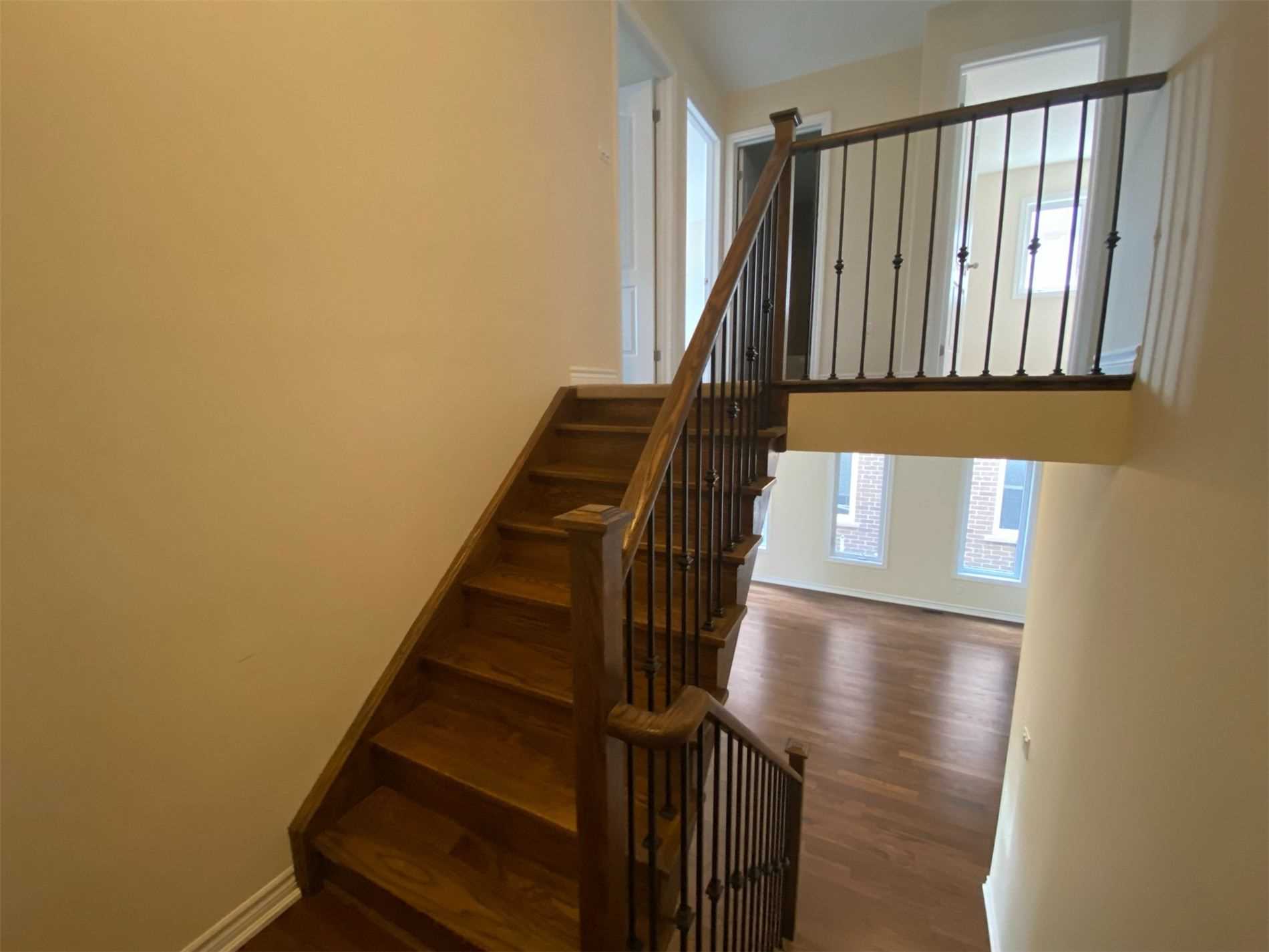 226 Crombie St