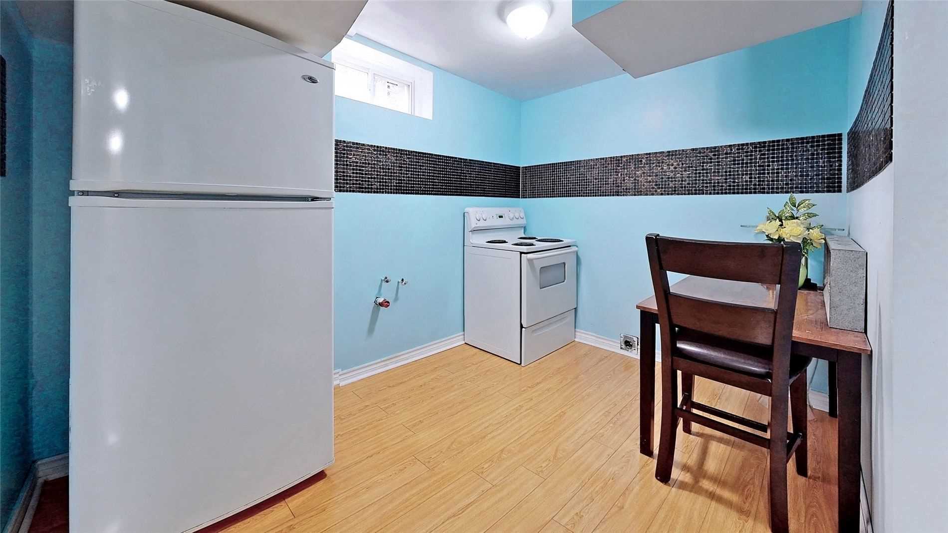 18 Charlton Cres