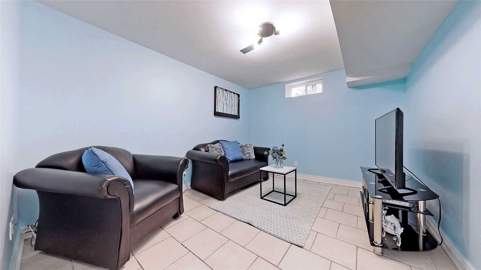 18 Charlton Cres