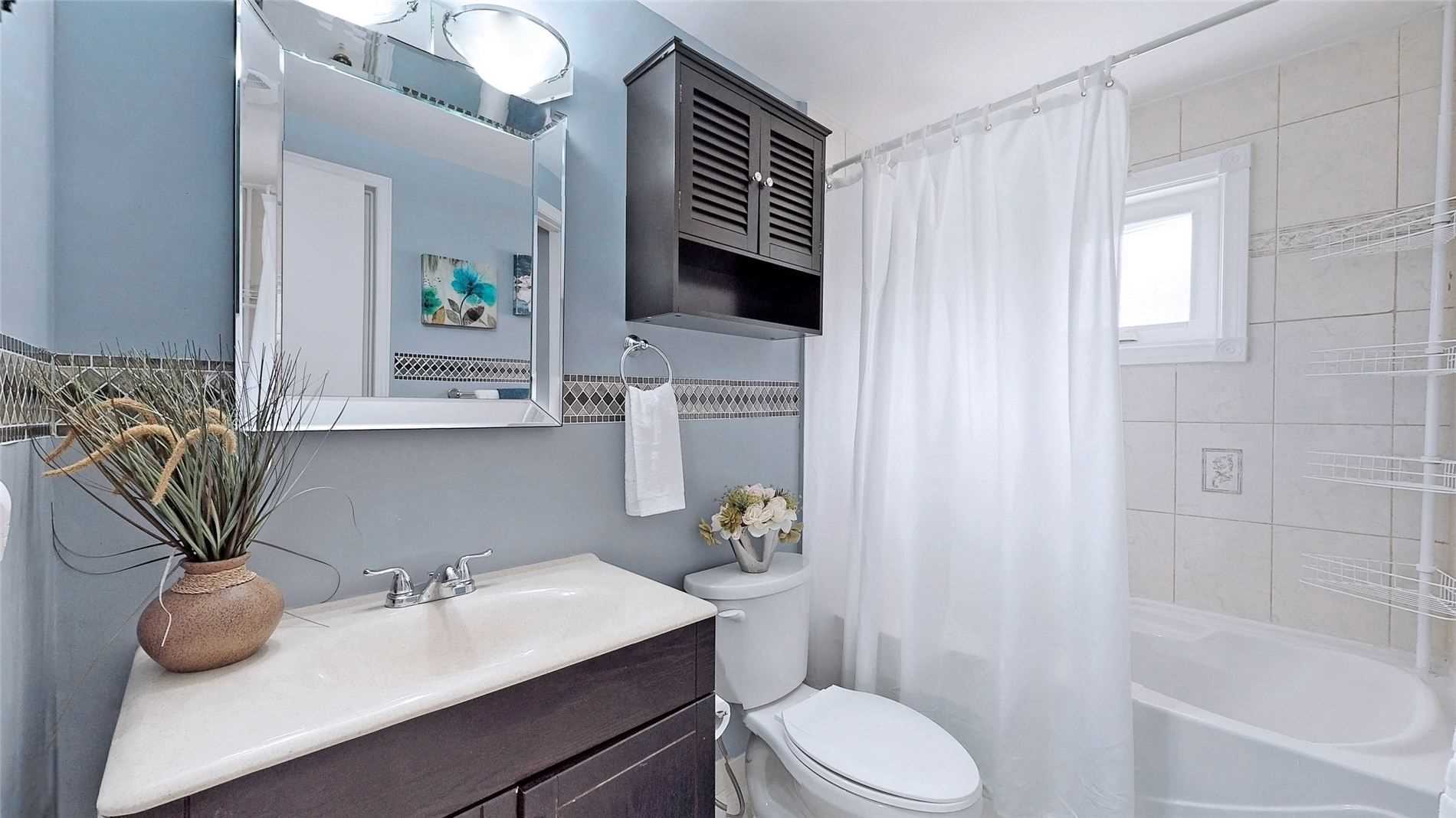 18 Charlton Cres