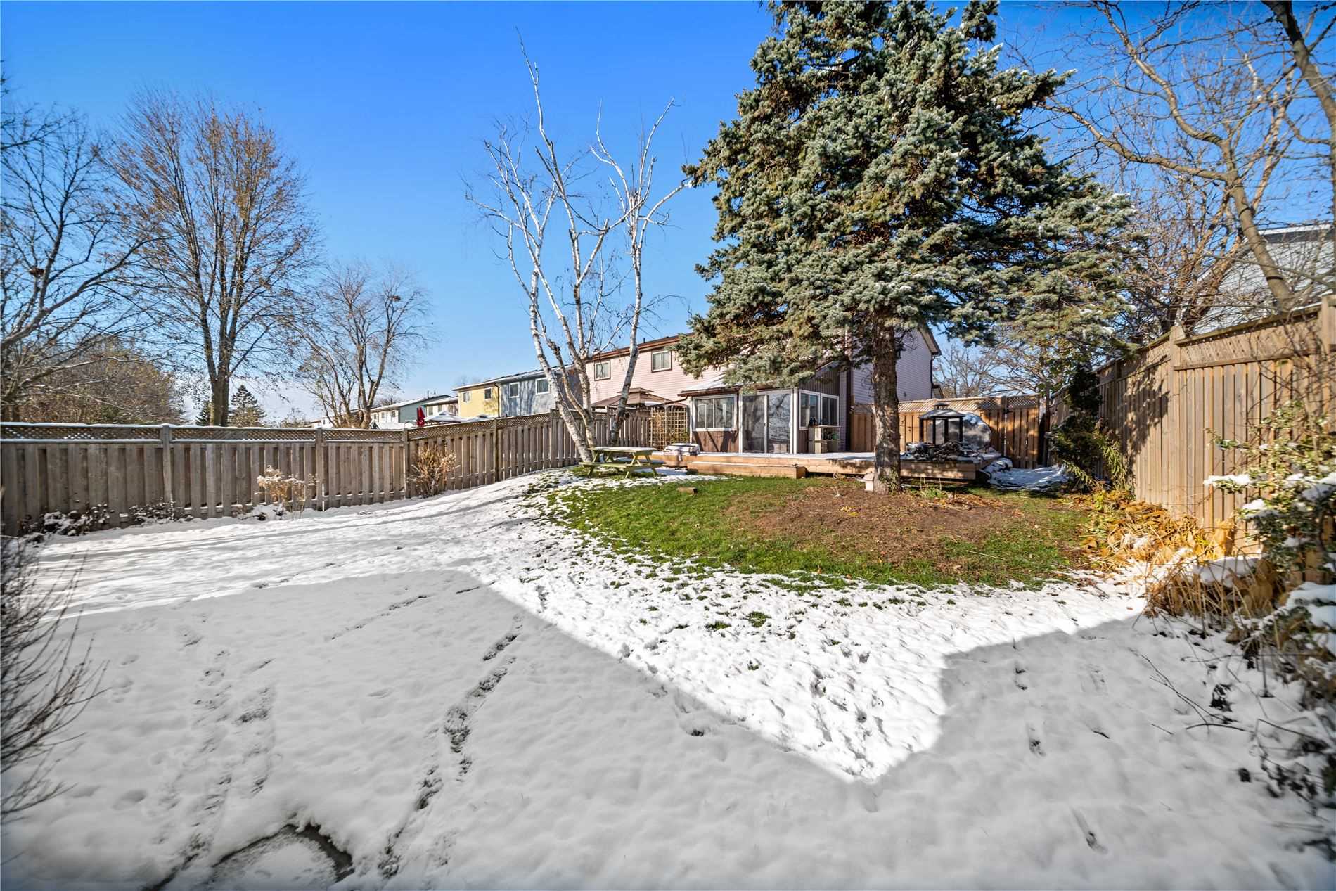 90 Roser Cres