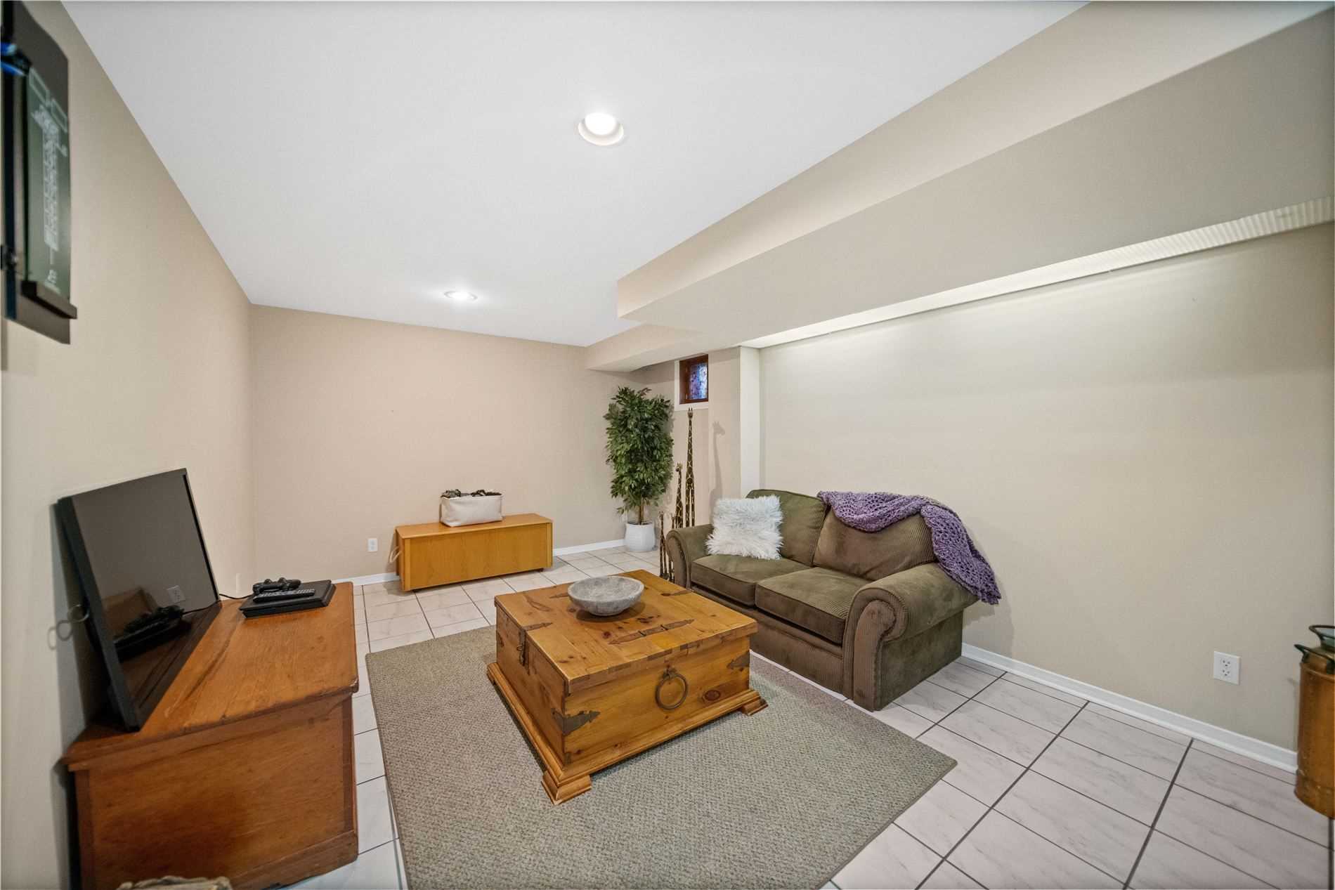 90 Roser Cres