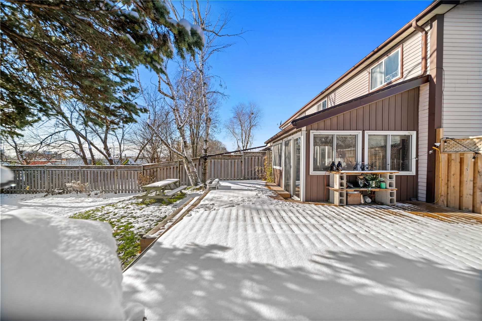 90 Roser Cres