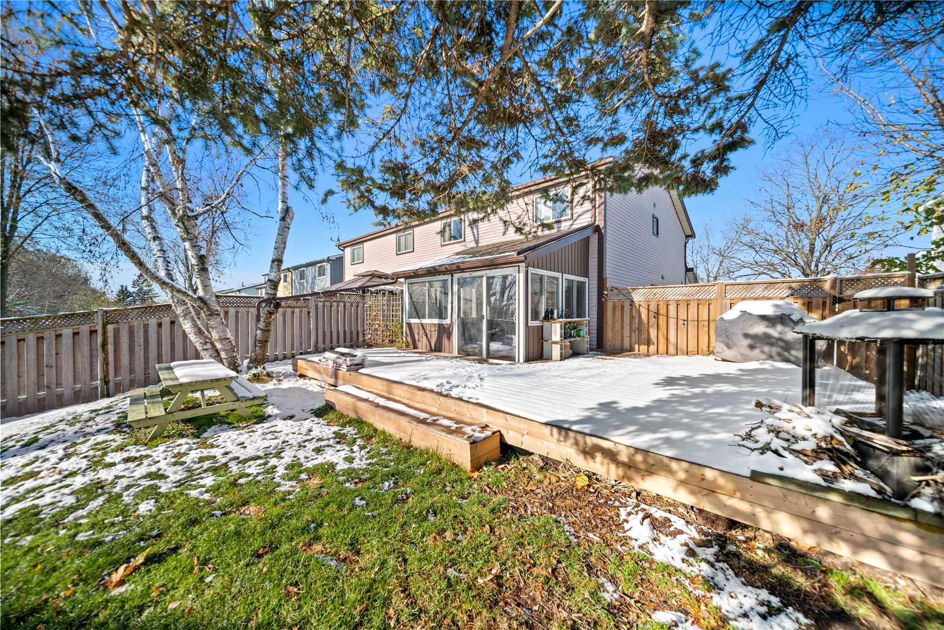 90 Roser Cres