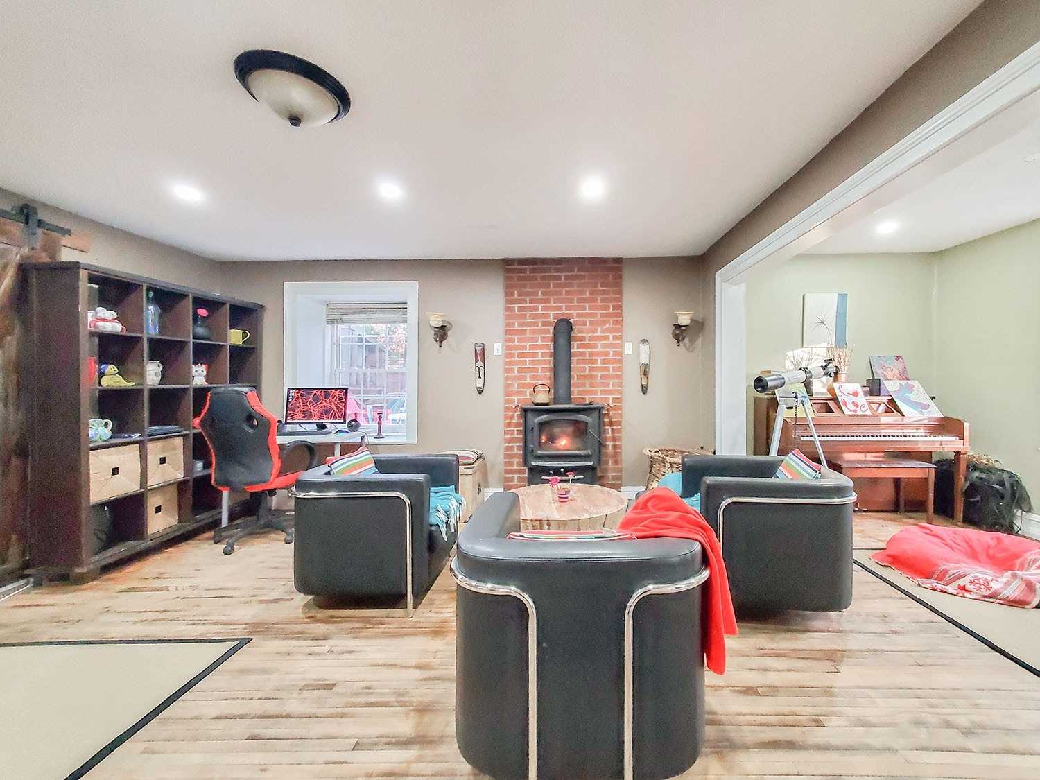 2319 Wildwood Cres