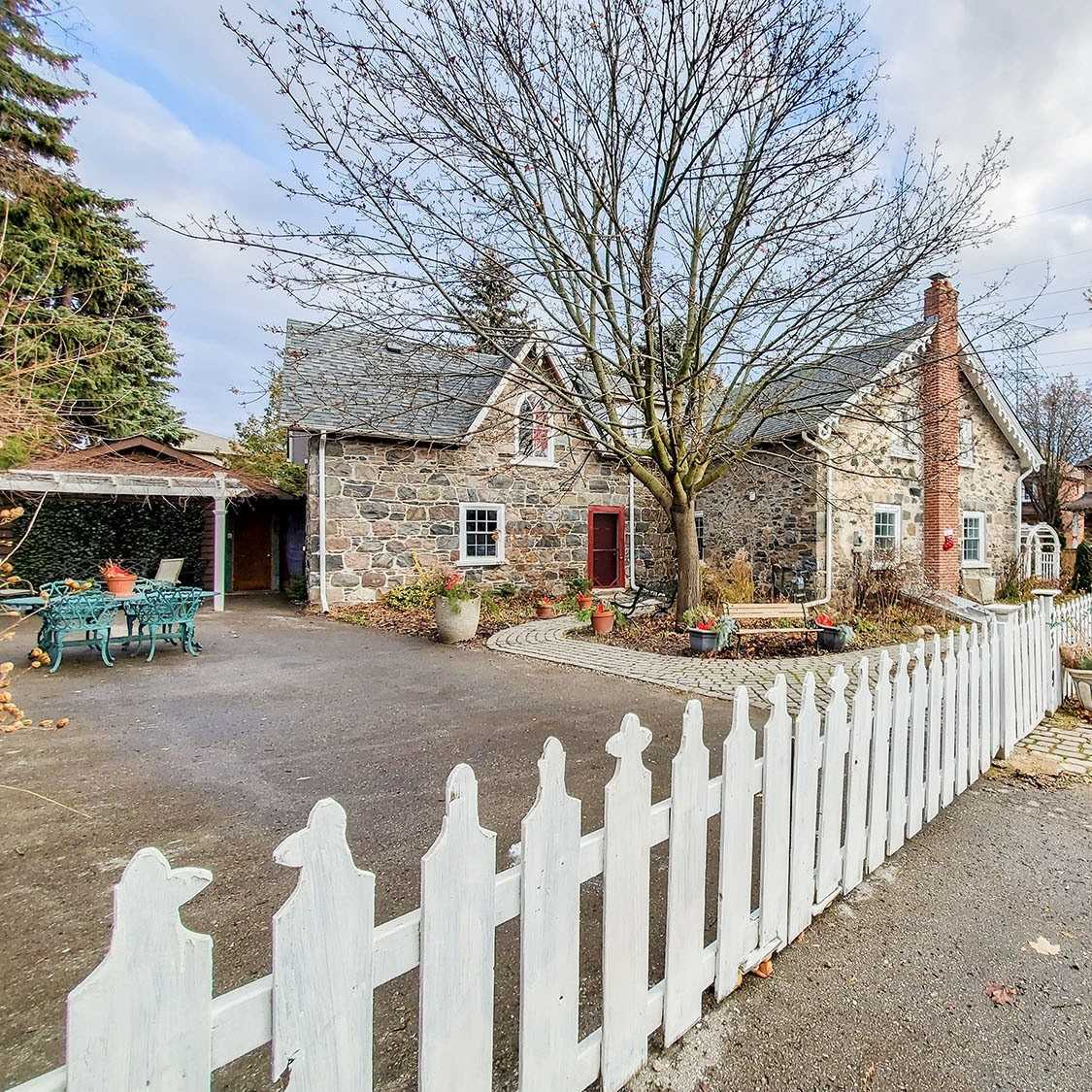 2319 Wildwood Cres