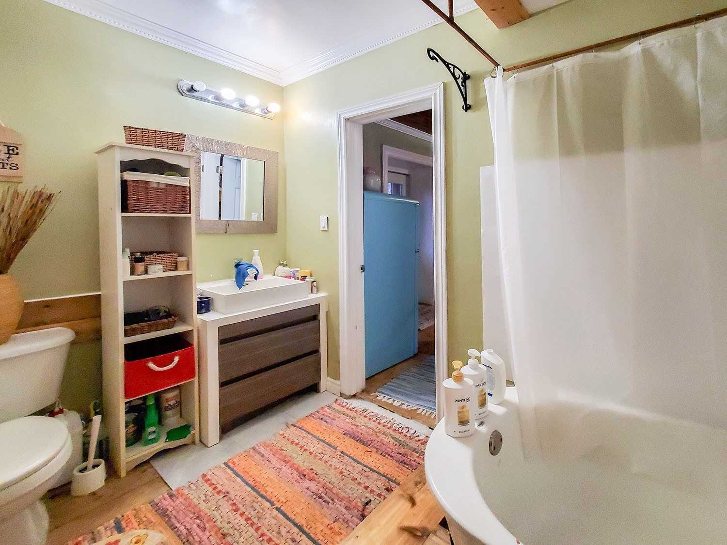 2319 Wildwood Cres