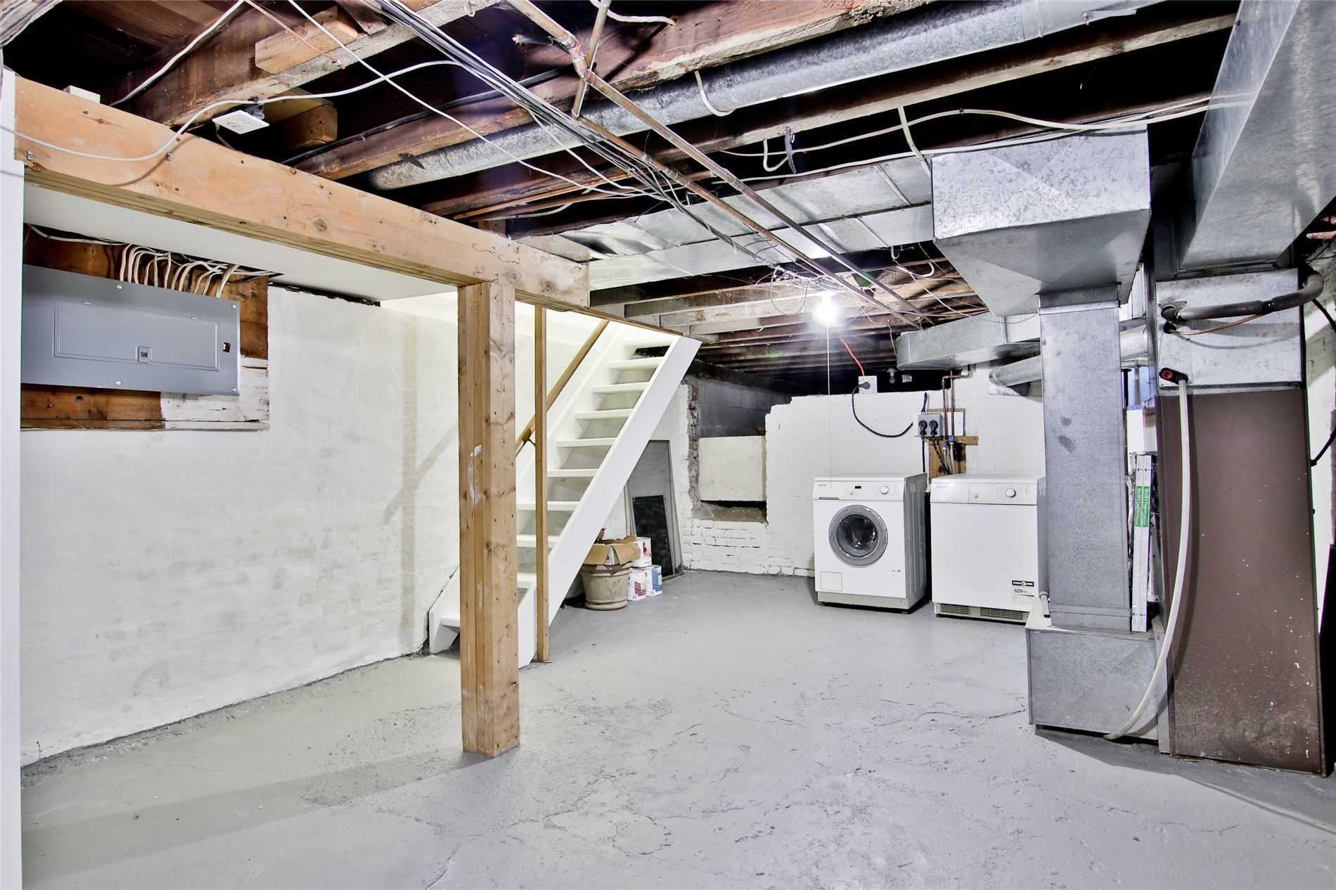1055 Woodbine Ave